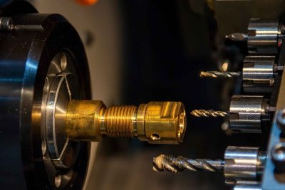 The,Multi-tasking,Cnc,Lathe,Machine,Swiss,Type,Tapping,The,Brass